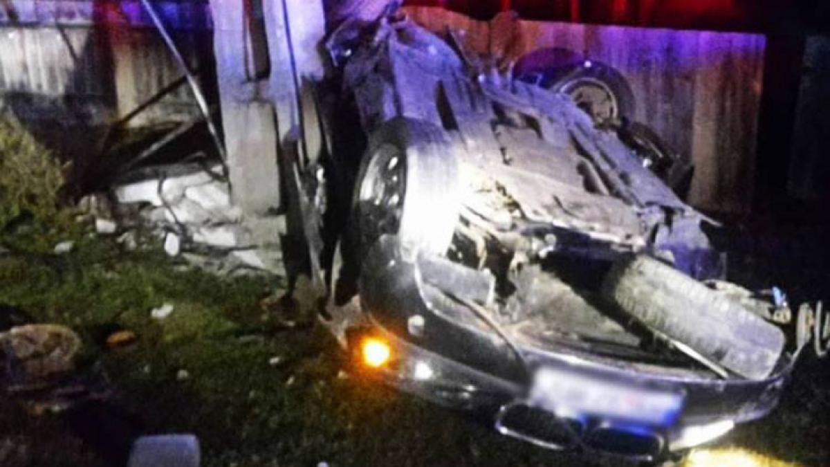 Accident grav la Suceava! Doi băieți teribiliști au murit pe loc după ce au intrat cu BMW-ul într-un stâlp 