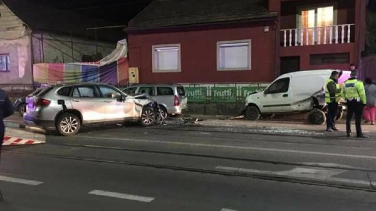 Aflată la volanul unui BMW, o femie a distrus 3 mașini pe o stradă din Arad