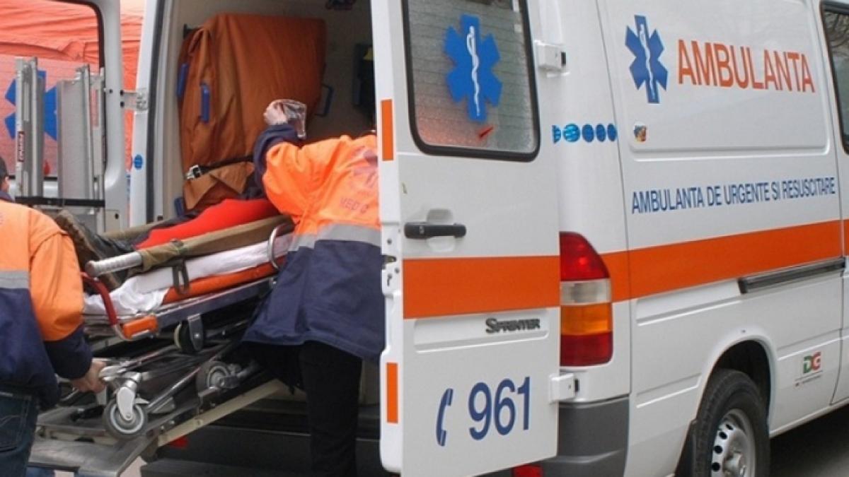 Gorj: Bărbat mort după ce s-a lovit de creanga unui copac de pe marginea drumului şi a căzut de pe bicicletă 