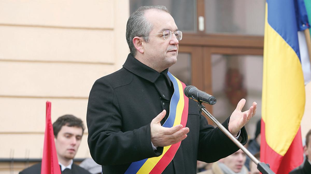 Primăria lui Boc cheltuie 1,3 milioane de euro pe beculețe pentru pomii de iarnă