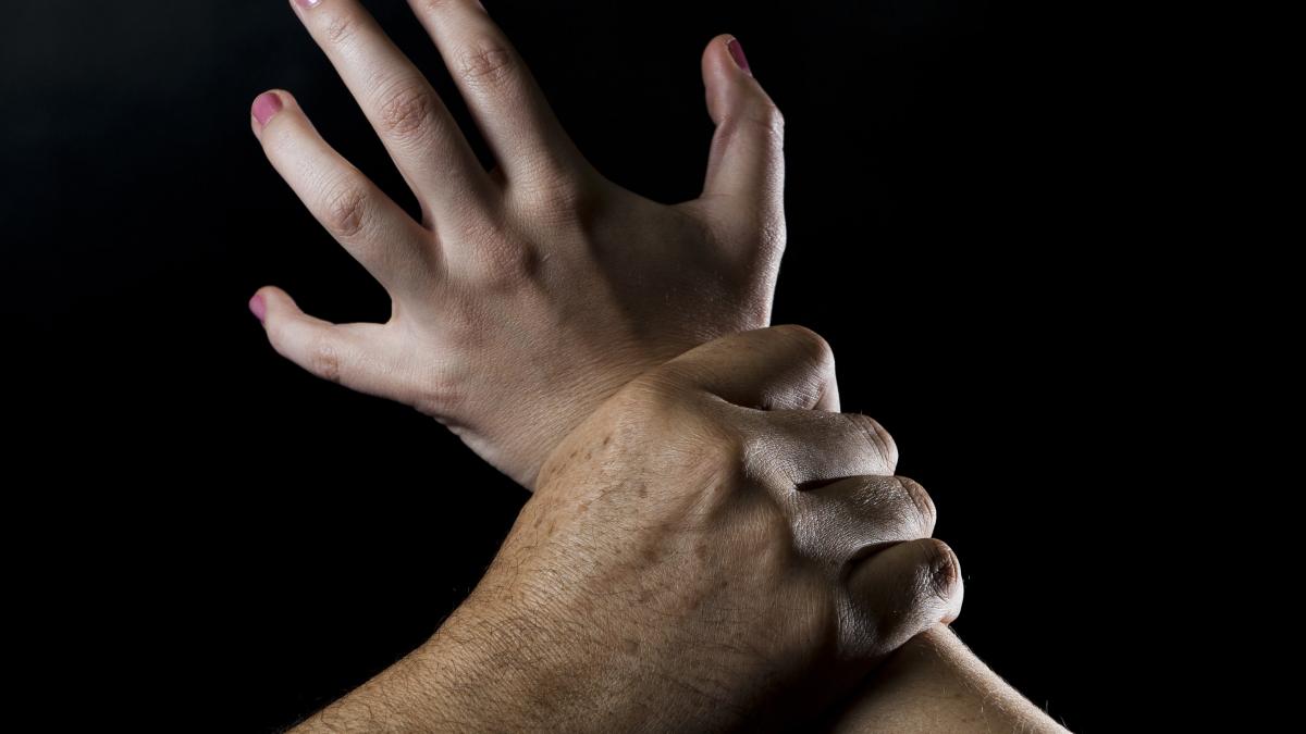Bărbat de 46 de ani reținut pentru agresiune sexuală asupra fiicei sale minore