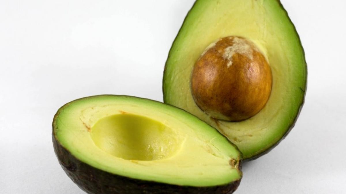 Sâmburii de avocado luptă împotriva cancerului. Cum pot fi consumați