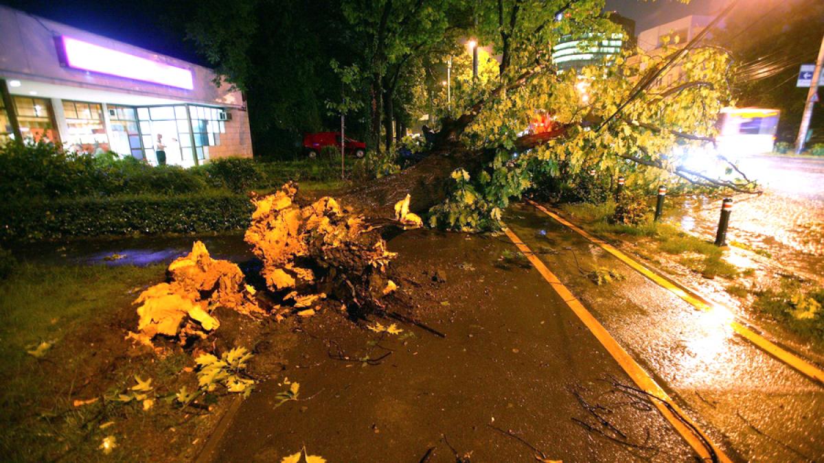 Avertizările de fenomene extreme, transmise pe mai multe căi