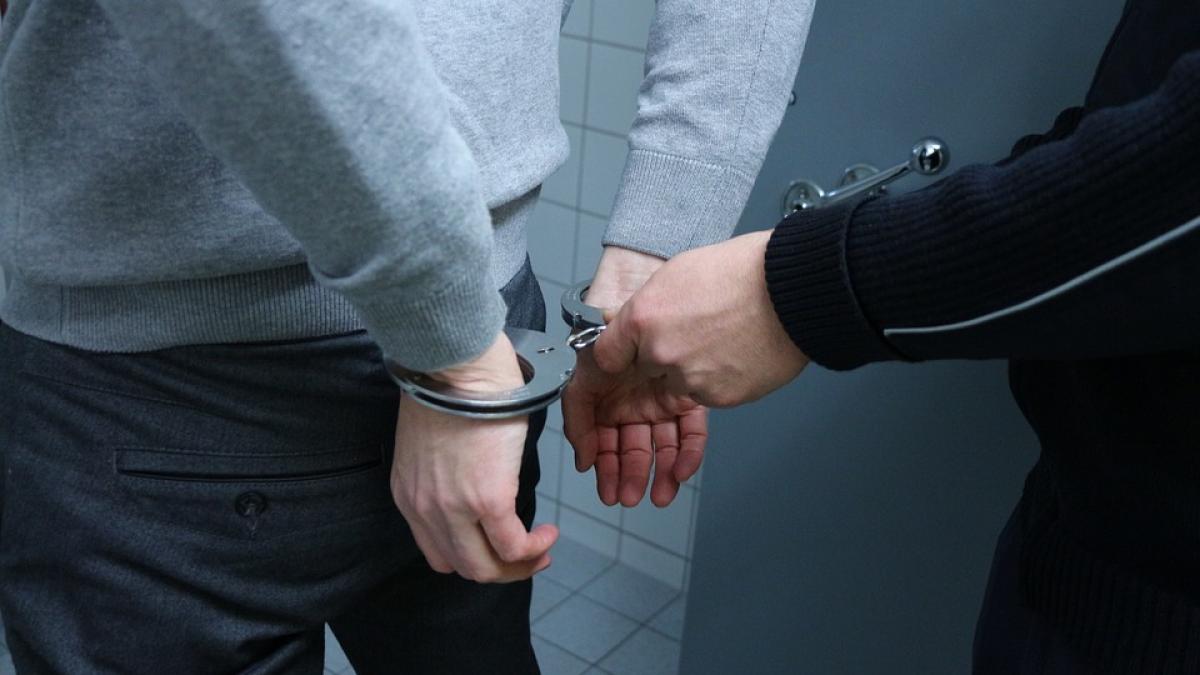 Bărbat, reţinut pentru încălcarea ordinului de protecţie după ce şi-a agresat copii