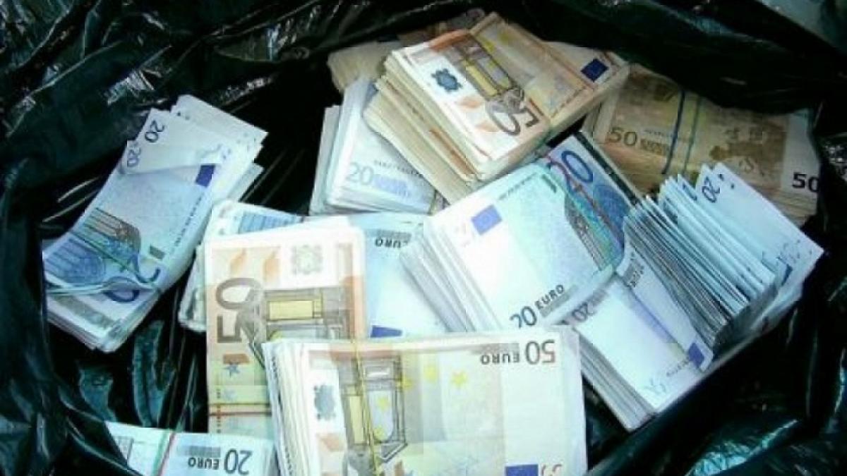 Caz incredibil!O femeie a aruncat din greşeală 9.000 de euro la gunoi 