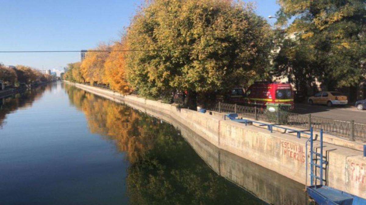 Imagini halucinante pe Splaiul Unirii! Trecătorii au văzut un bărbat plutind pe Dâmboviţa şi au sărit în ajutorul lui