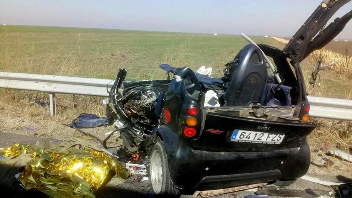 Impact MORTAL.O femeie a decedat după ce a intrat cu mașina într-un TIR
