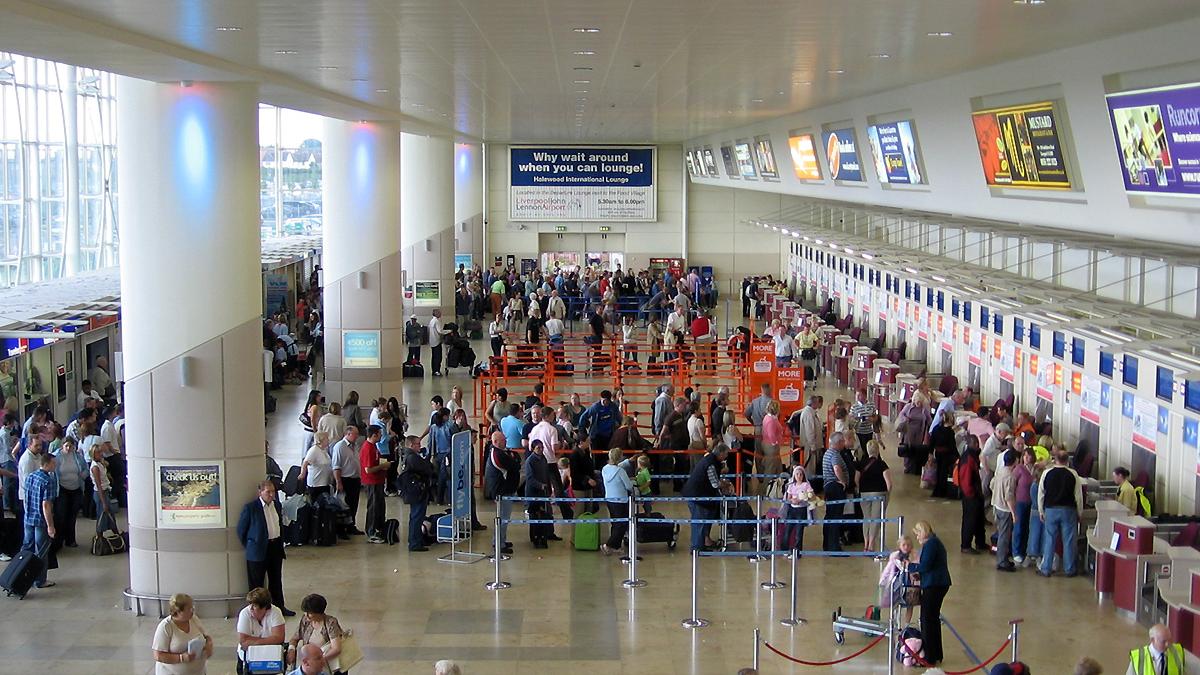 Pasagerii WizzAir blocați pe aeroportul din Liverpool vor primi banii înapoi sau vor fi reprogramați