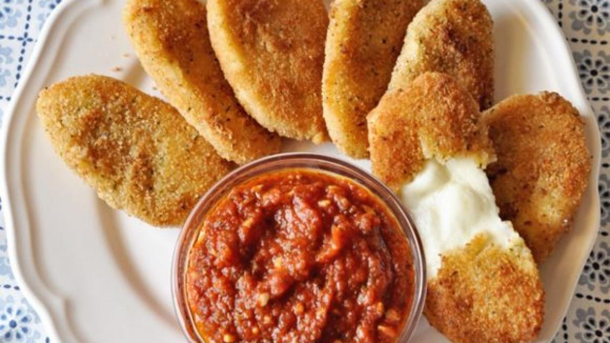 Rețeta zilei: Crochete de mozzarella cu sos marinara
