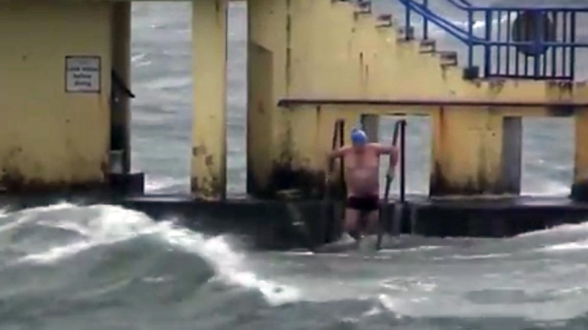 video un pensionar irlandez a facut baie in atlantic in timpul uraganului ofelia