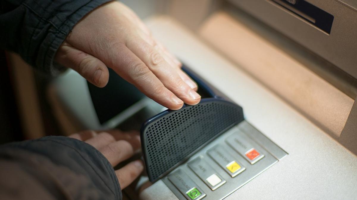3 bărbați care furau din bancomate, prinși de polițiști