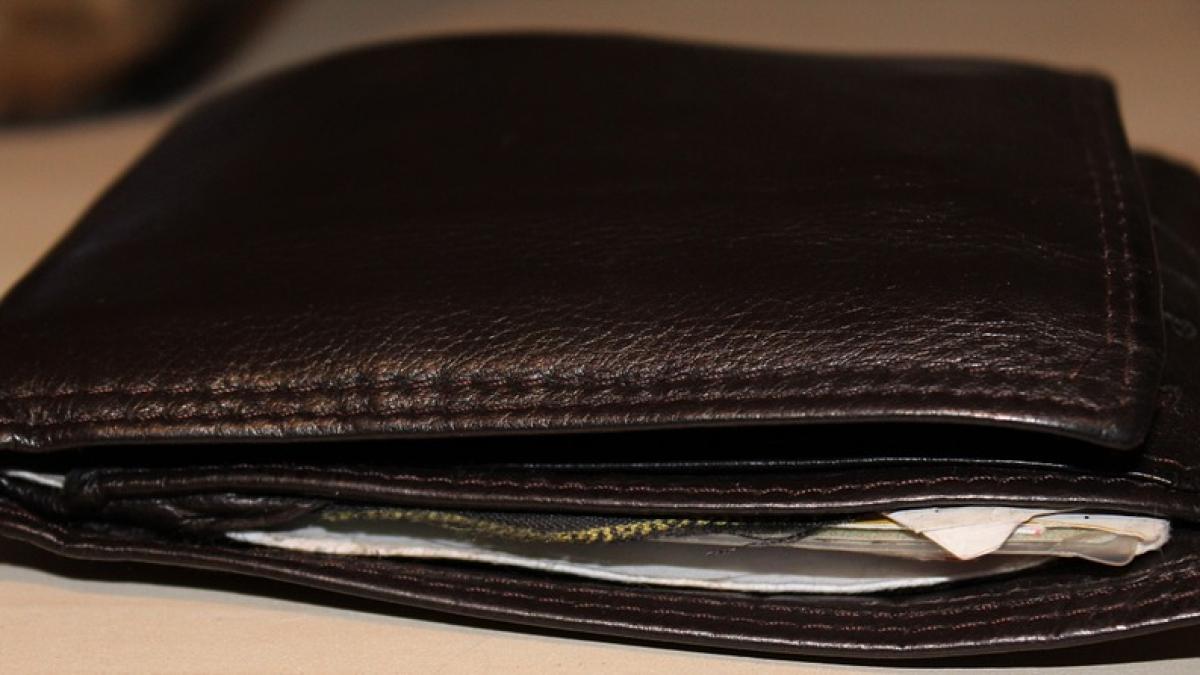 Un tânăr a predat poliţiştilor din Motru un portofel găsit pe stradă în care erau 700 de euro