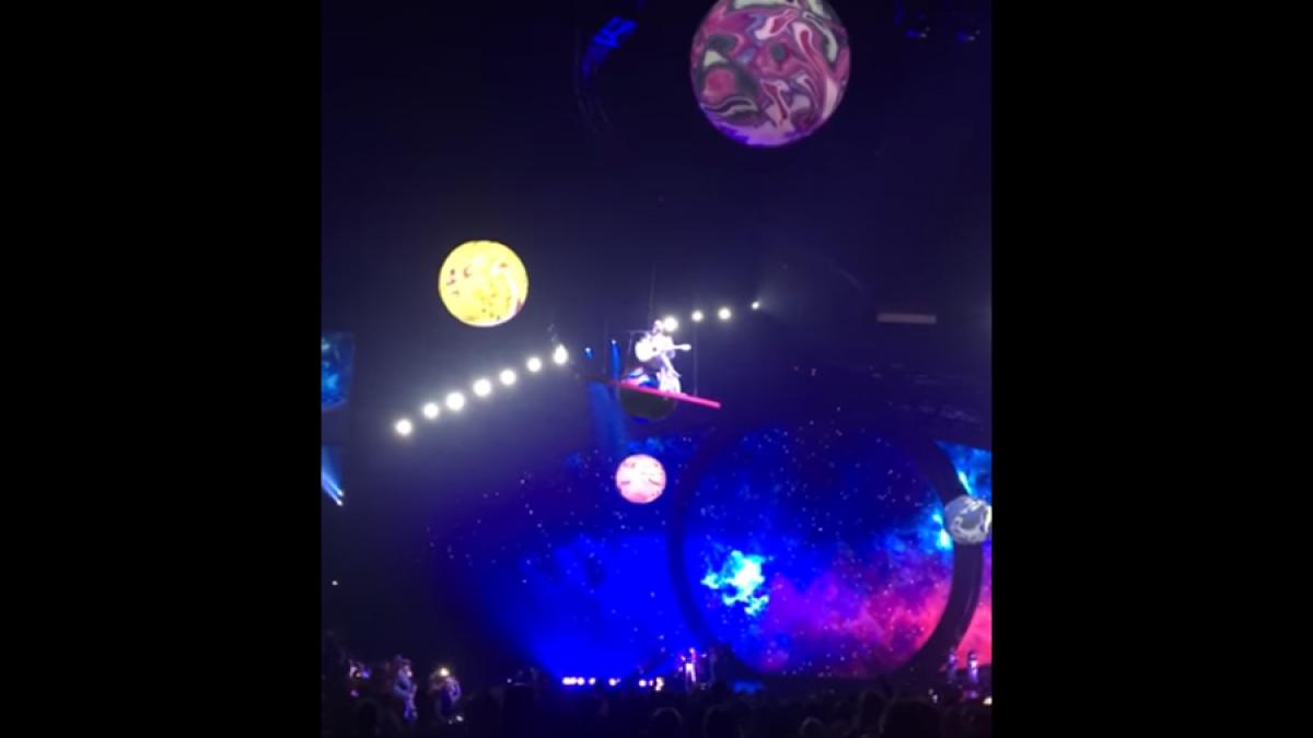 momente de groaza pentru cantareata katy perry accident nefericit in plin concert
