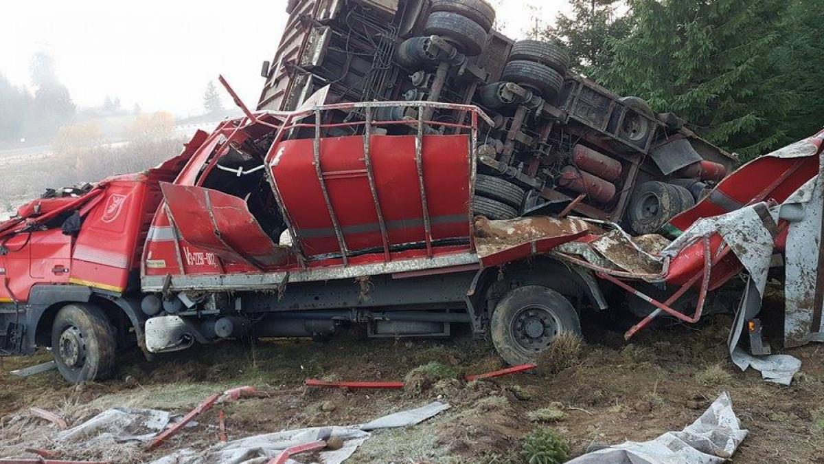 Camion încărcate cu bovine, răsturnat în Pasul Tihuţa. Șoferul rănit, transportat la spital