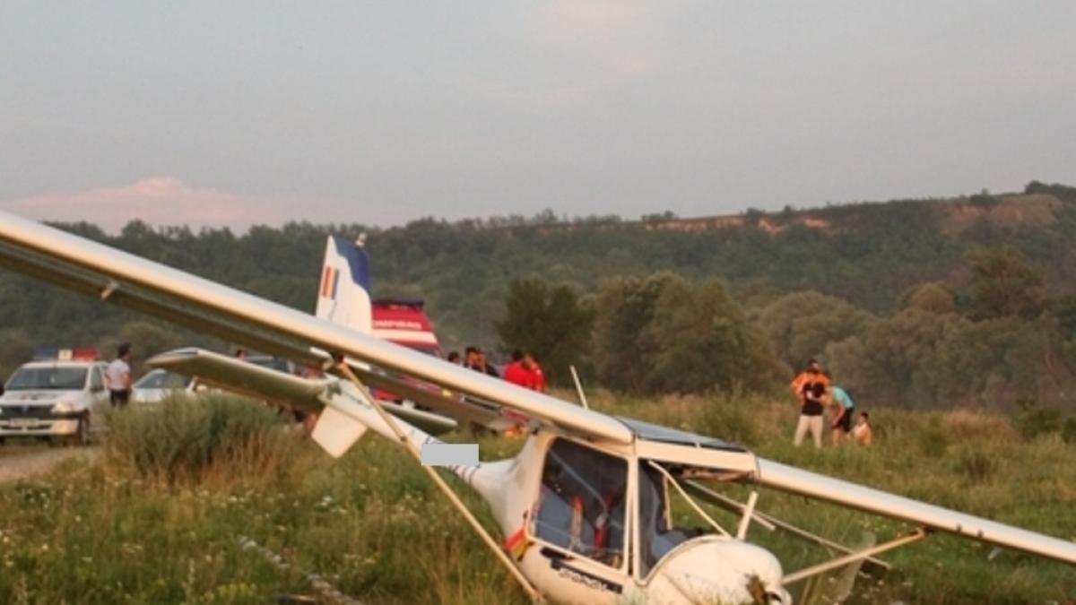 Un avion a aterizat forțat pe un câmp din Alba