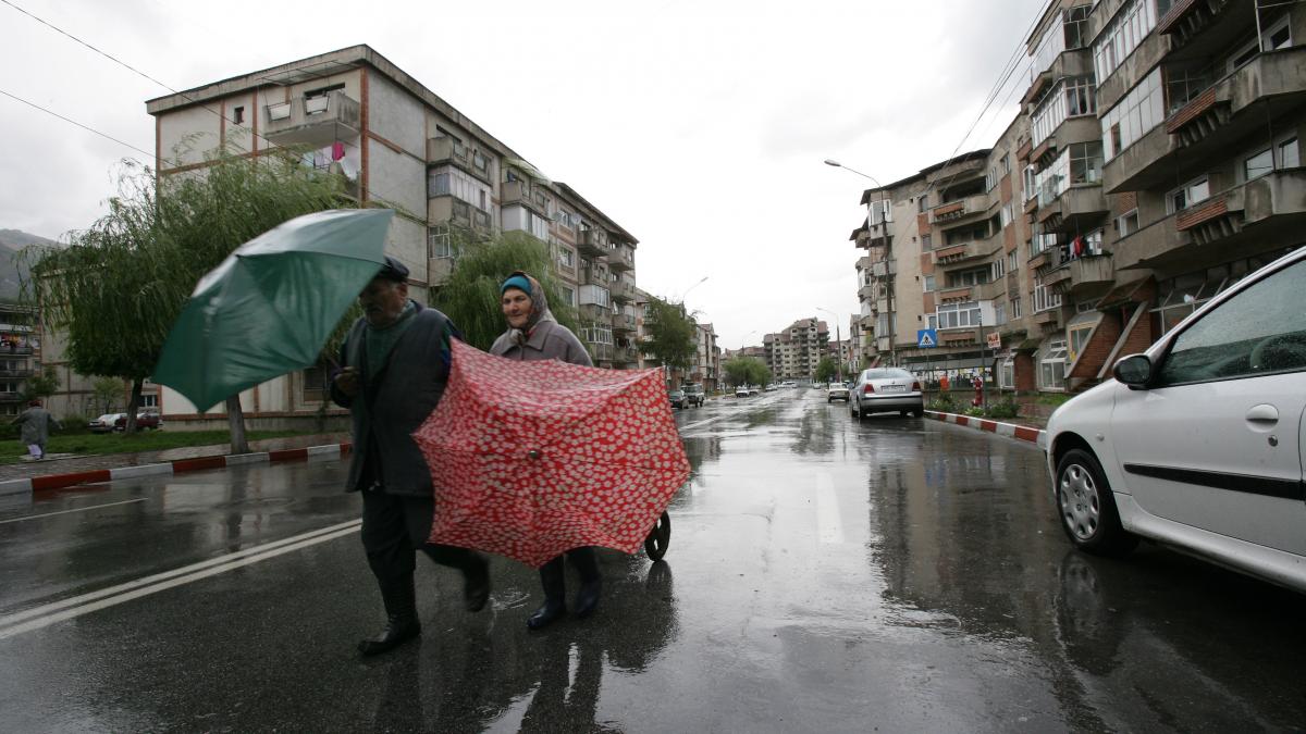 PROGNOZA METEO - Cod portocaliu de ploi abundente în 5 judeţe şi Cod galben de averse şi vânt în alte 13