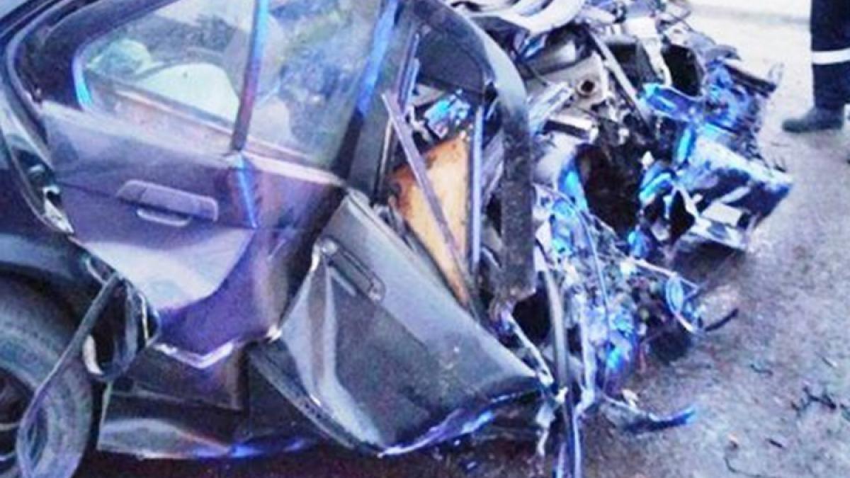 Tragedie pe șosea, doi tineri au murit iar al treilea este în comă după ce au intrat cu maşina într-un cap de pod