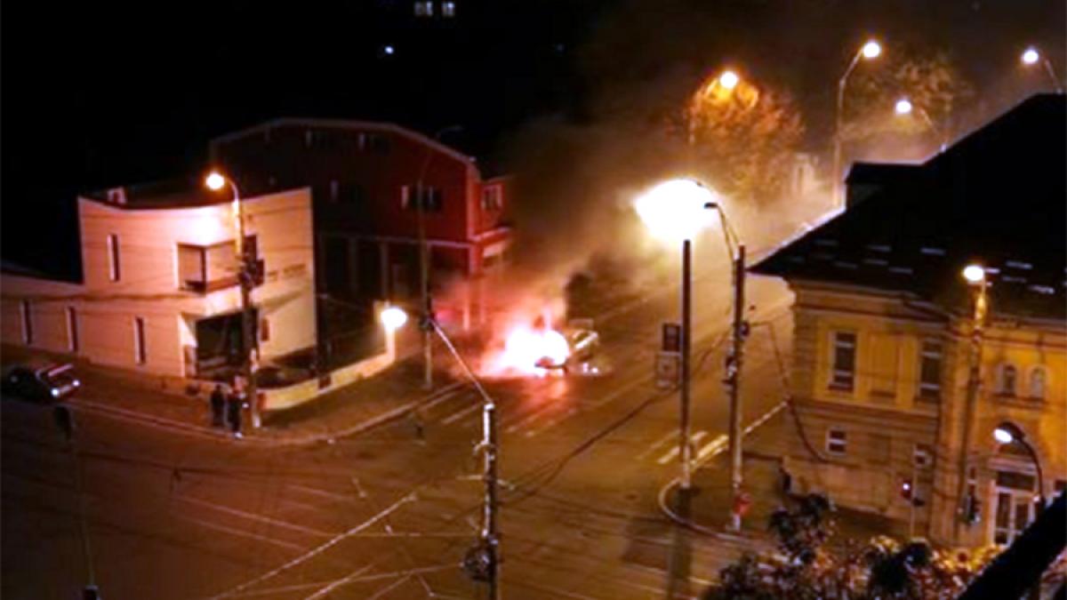 video un mercedes a luat foc in mers pe o strada din galati