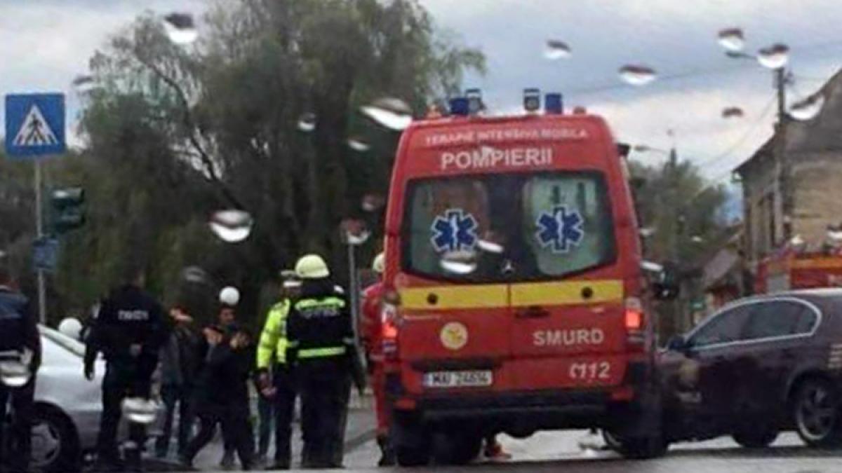 Accident cu un rănit în Sibiu. Ambulanță SMURD și echipaj de la descarcerare, intervin la fața locului