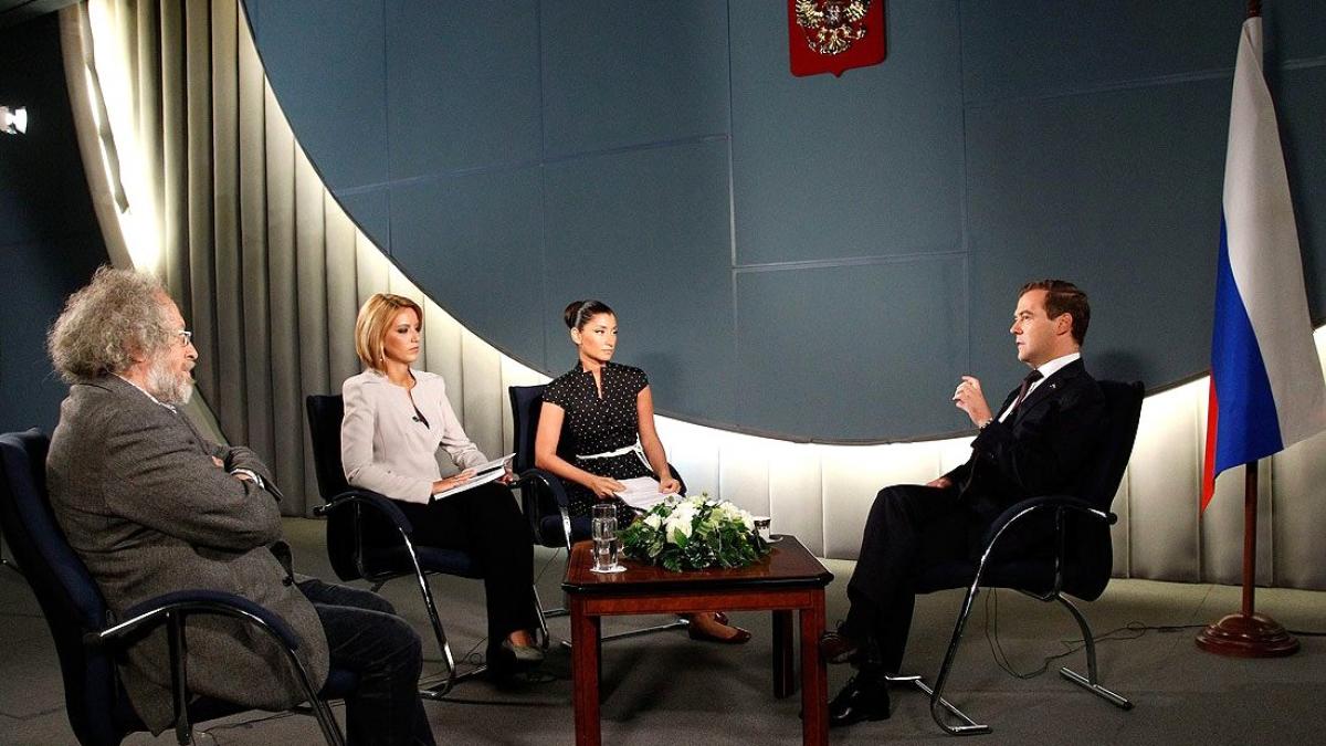 Prezentatoare de radio, ÎNJUNGHIATĂ în gât în biroul ei