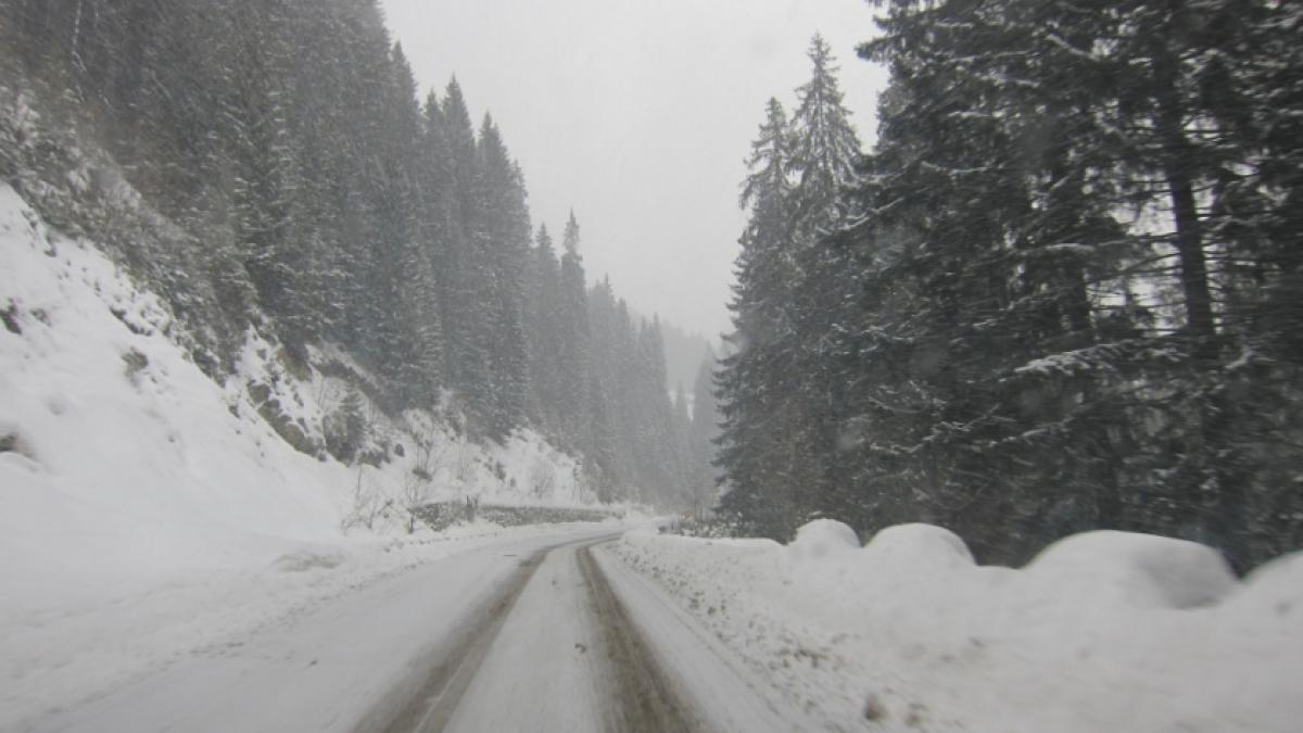 Traficul rutier va fi oprit pe Transalpina din această seară din cauza viscolului