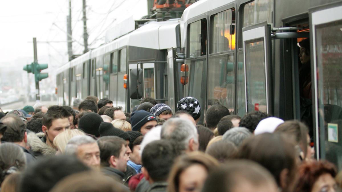 Circulaţia tramvaielor liniei 41, blocată de peste 30 de minute pe sensul spre Ghencea