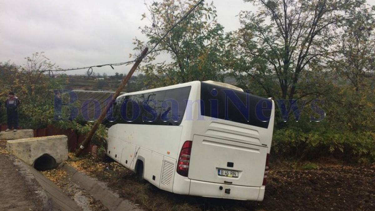 Un autocar a ajuns în curtea unei case