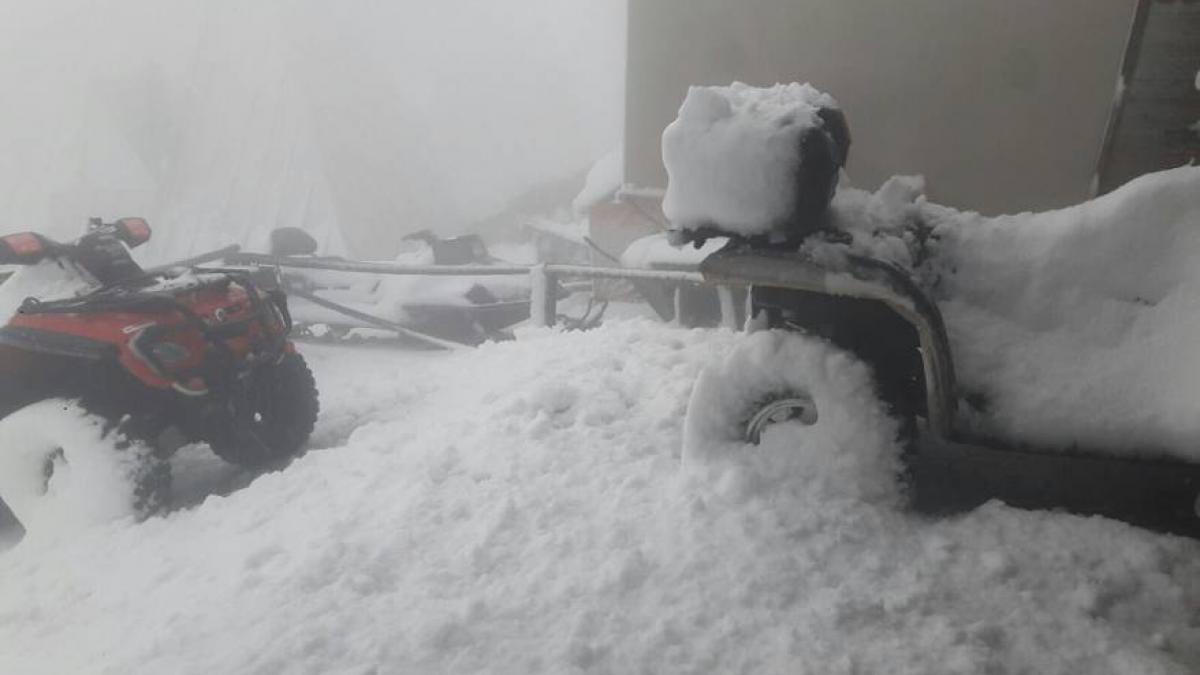 VIDEO - A nins în Munții Bucegi. Zăpada a ajuns la peste 10 cm. Avertismentul salvamontiștilor