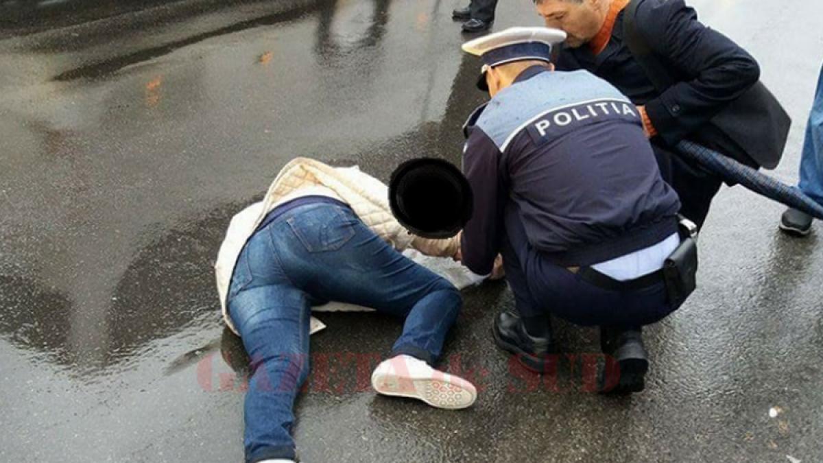 O femeie accidentată grav, transportată la spital cu o dubă pentru că nu erau ambulanțe disponibile. Ulterior, femeia a decedat