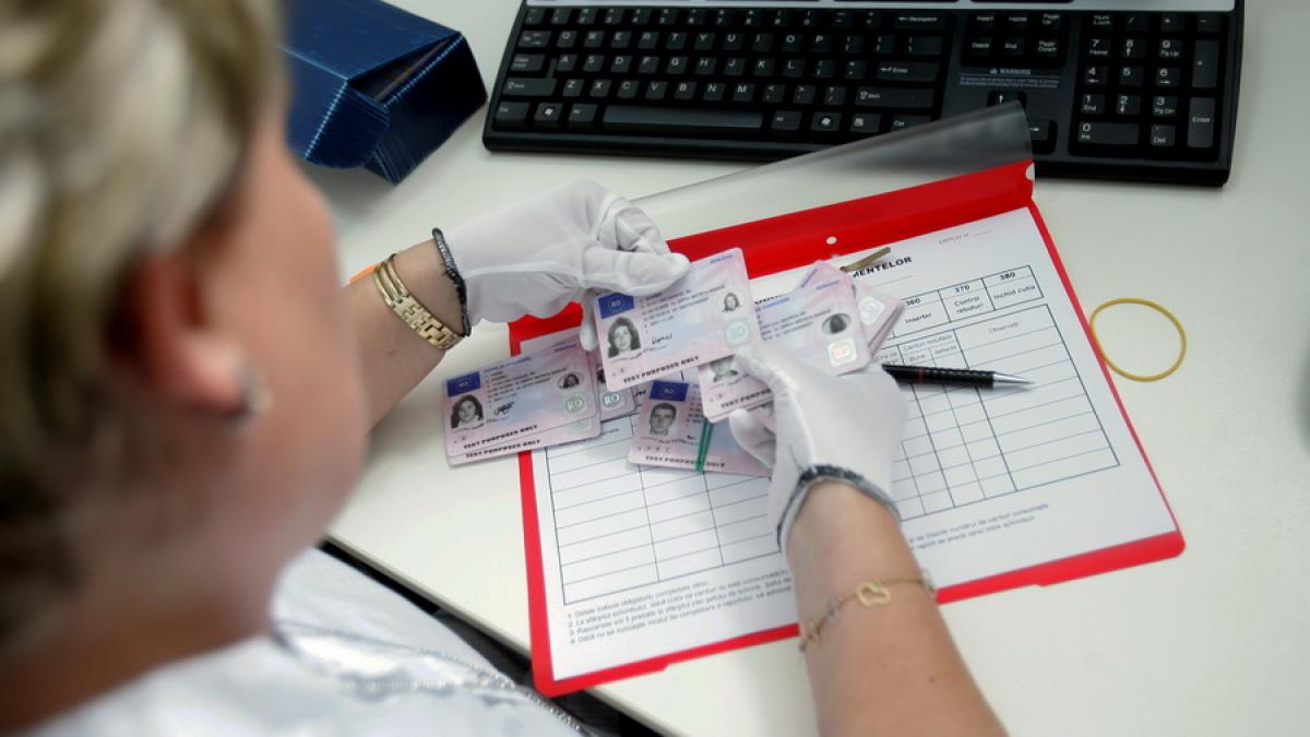 Anunțul întârziata al Serviciului Permise a nemulțumit oamenii. Cozi, nervi și timp pierdut de mii de oameni
