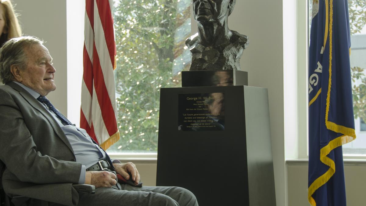 George Bush, acuzat de două actriţe de agresiune sexuală