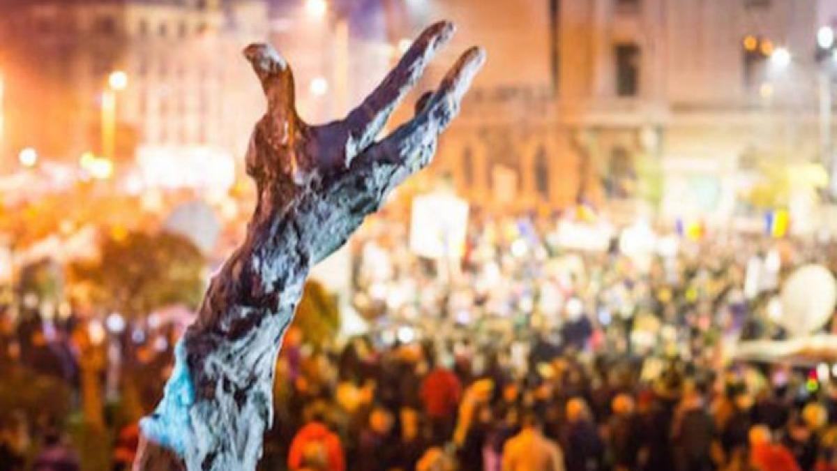 Câteva sute de persoane au plecat în marş către Colectiv; printre participanţi, fostul ministru Vlad Voiculescu 
