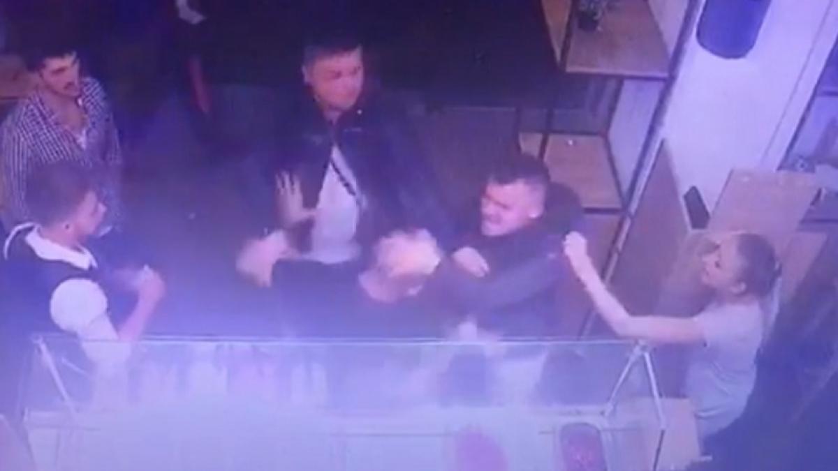Scene șocante! Bătaie cu pumni și picioare într-o șaormerie din Cluj! 