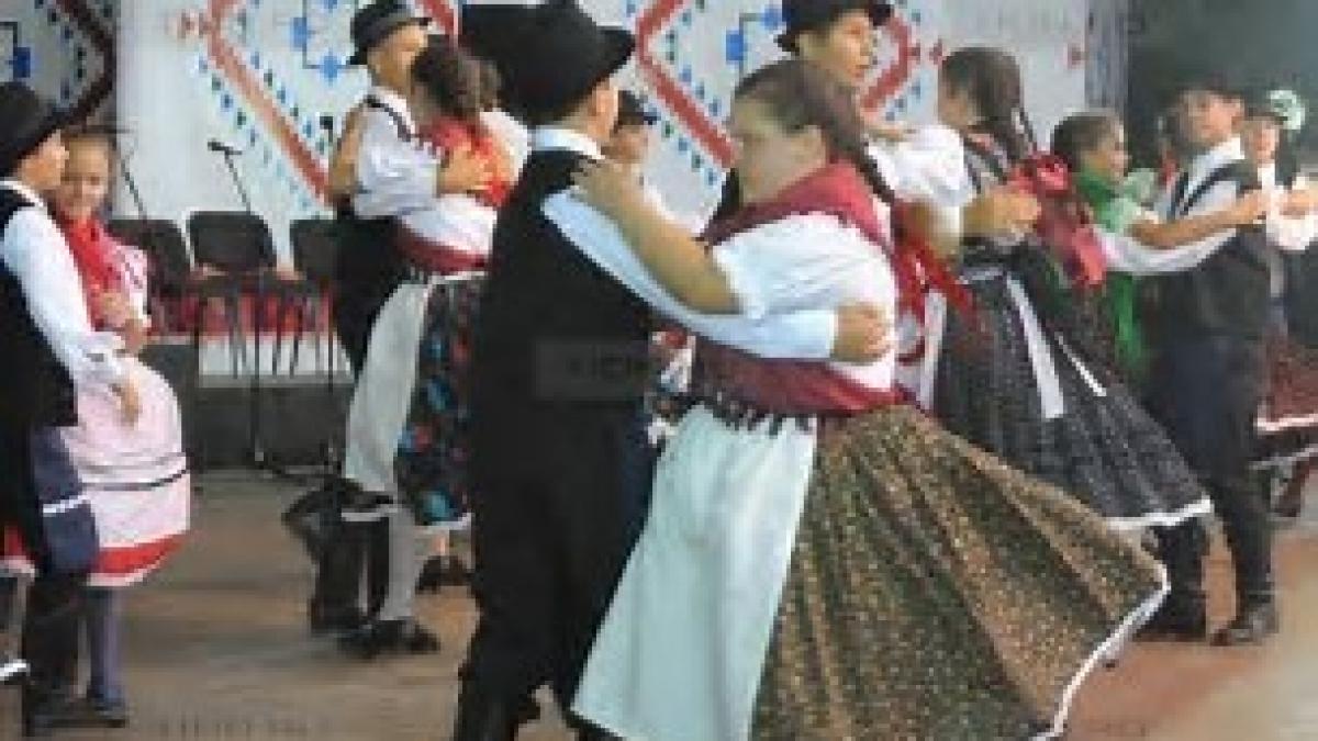 Alba: Concurenţi din întreaga ţară, la cel mai vechi festival de folclor din Transilvania