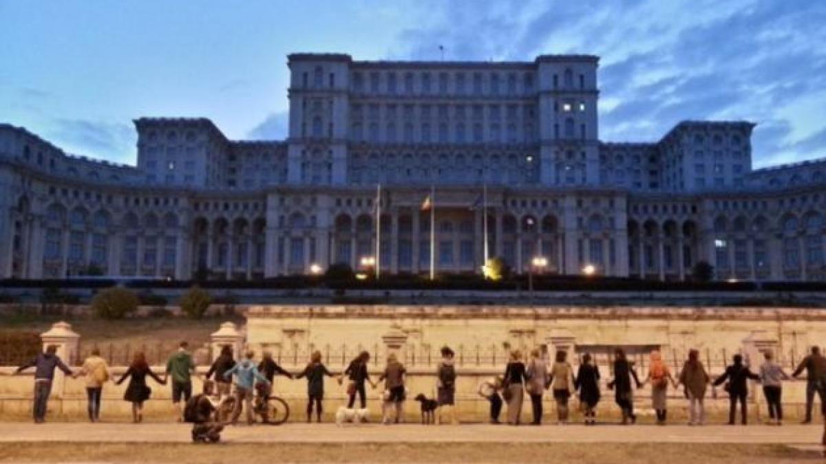 Lanţ uman în jurul Parlamentului, în semn de protest faţă de vaccinarea obligatorie 