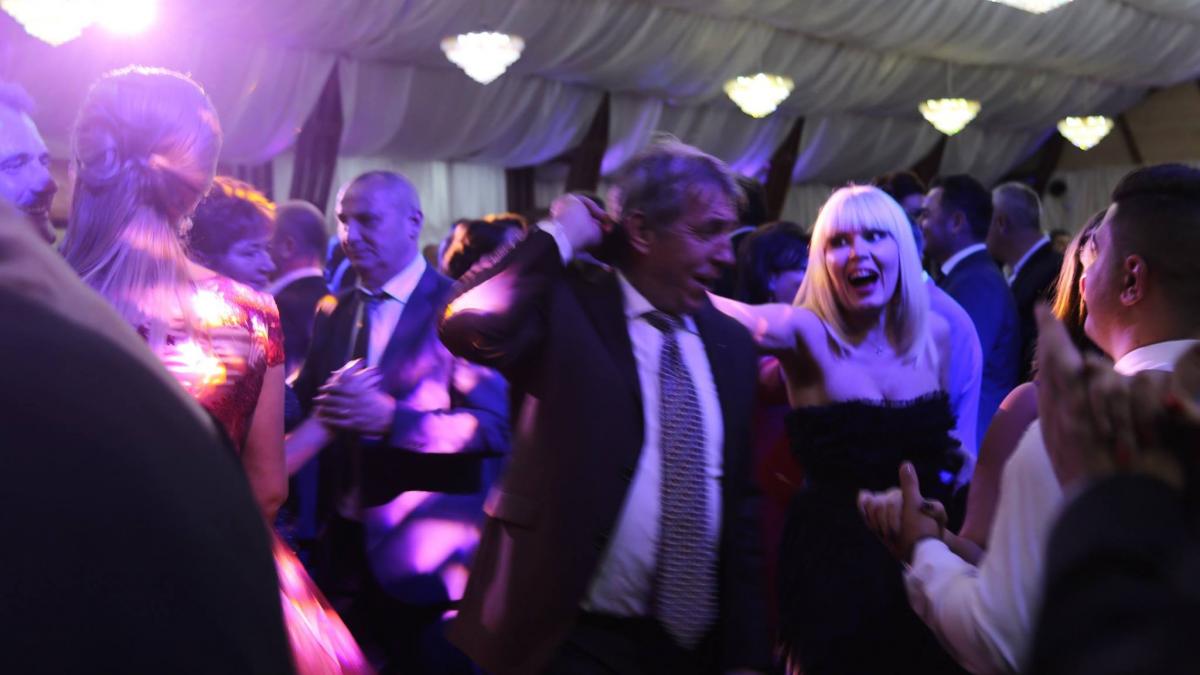 Nuntă cu 3.000 de invitaţi în Maramureș! Elena Udrea a reuşit să impresioneze pe toată lumea