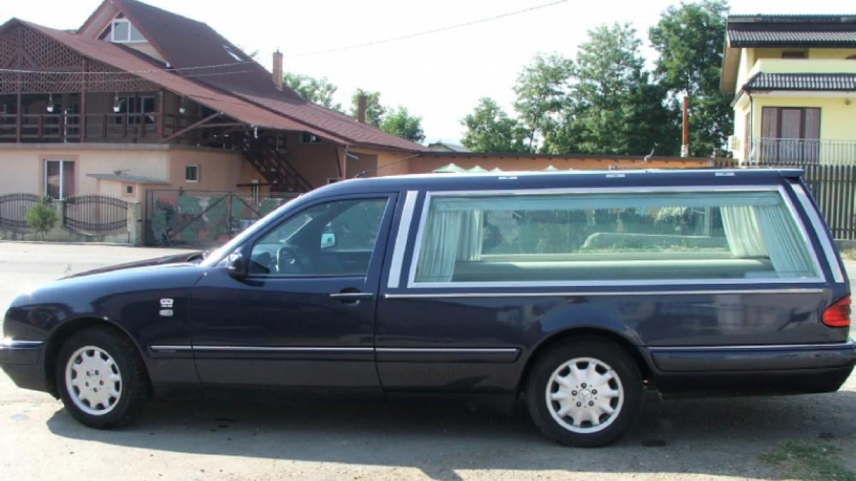  Incredibil! Un şofer de la pompe funebre prins beat la volan, cu mortul în maşină