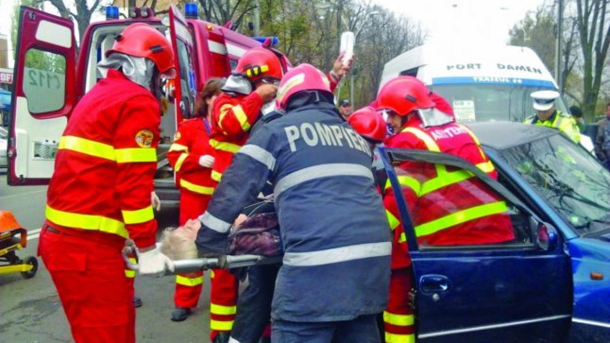 Teleorman:Doi pescari rămaşi blocaţi pe râul Olt din cauza vântului şi a valurilor mari, salvaţi de pompieri