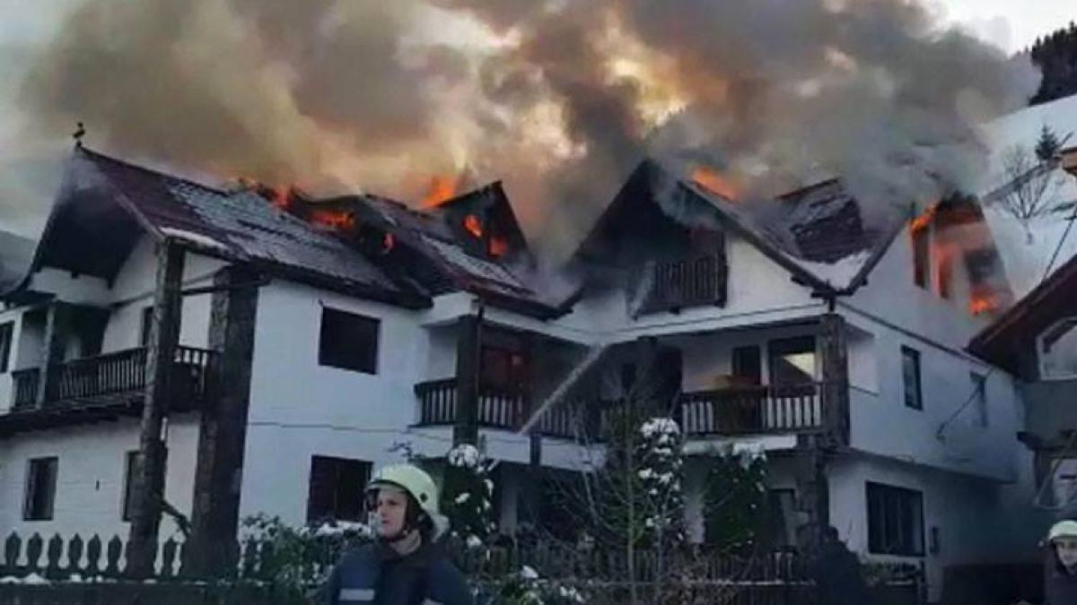 Alertă la Moieciu! O pensiune a luat foc, iar flăcările s-au extins şi la o casă din apropiere