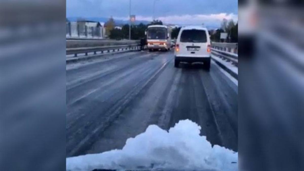  Polei şi zăpadă pe străzile din Braşov: Autorităţile locale total nepregătite în faţa ninsorii de noaptea trecută