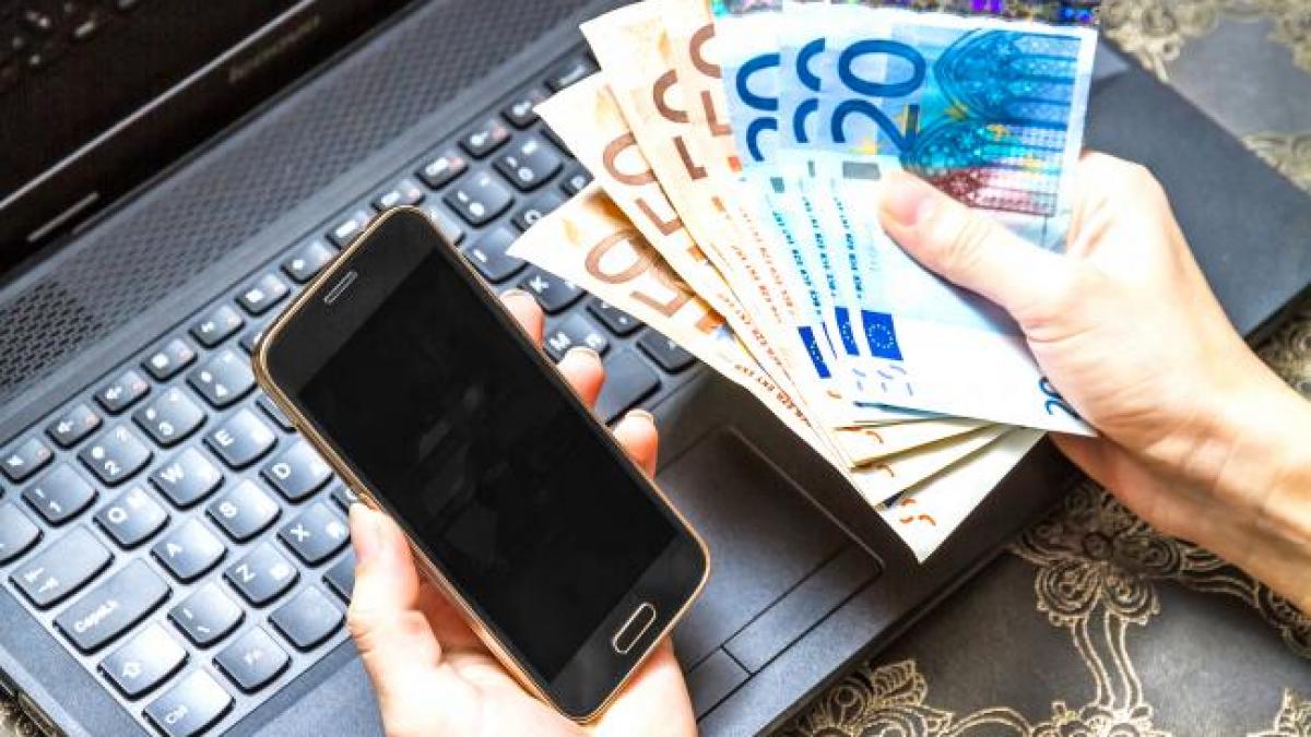 Românii preferă shopping online şi utilizează intens aplicaţiile de mobil 