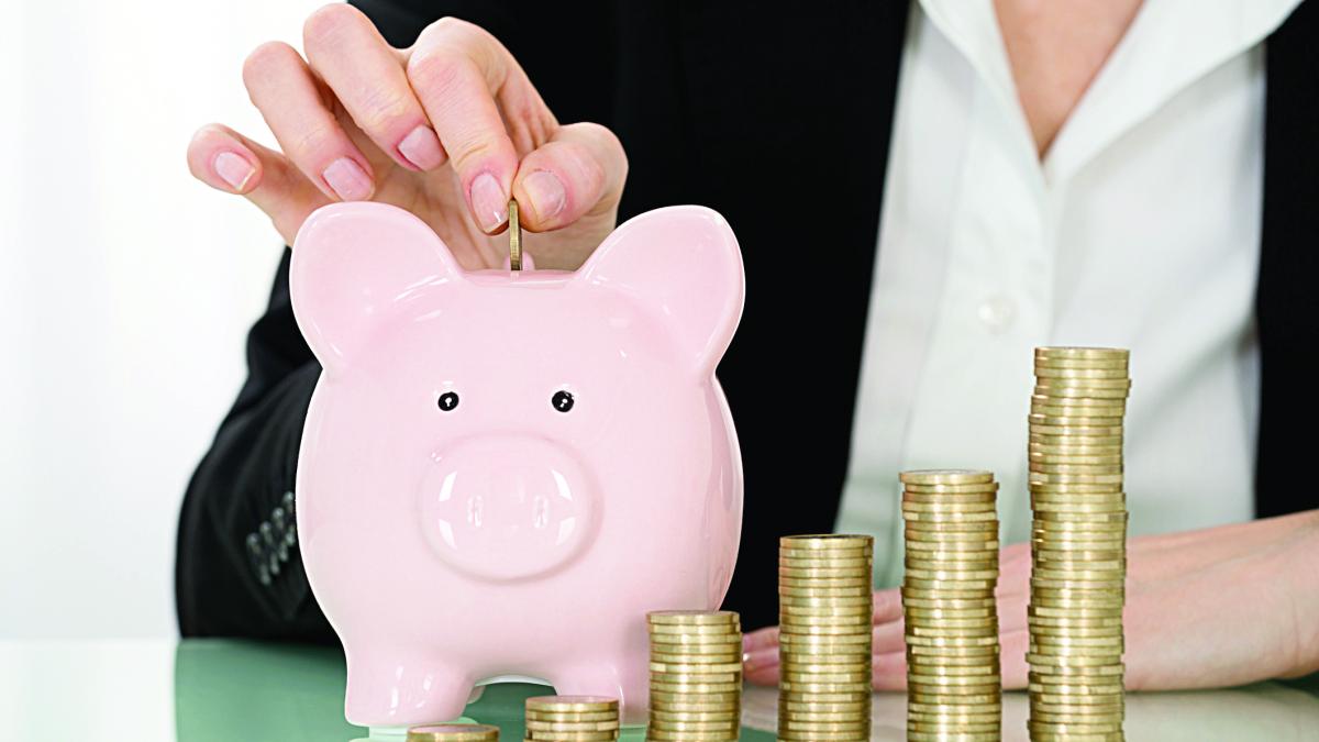 Românii strâng 53 de euro lunar. La fel ca ungurii