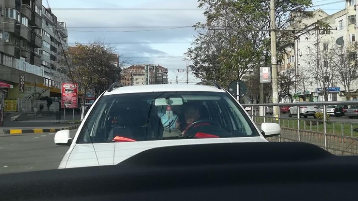 O şoferiţă din Botoşani a provocat un scandal uriaș, după ce a fost fotografiată în timp ce şofa având un copil în braţe