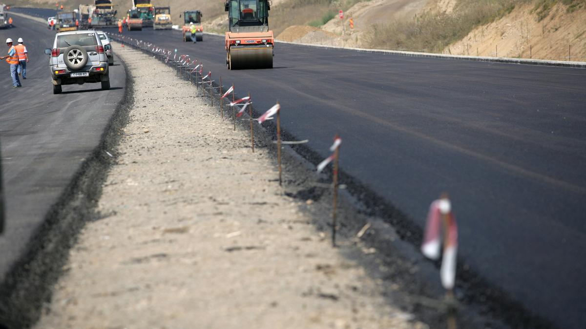 Autostrada Centenarului s-a rătăcit prin munţi