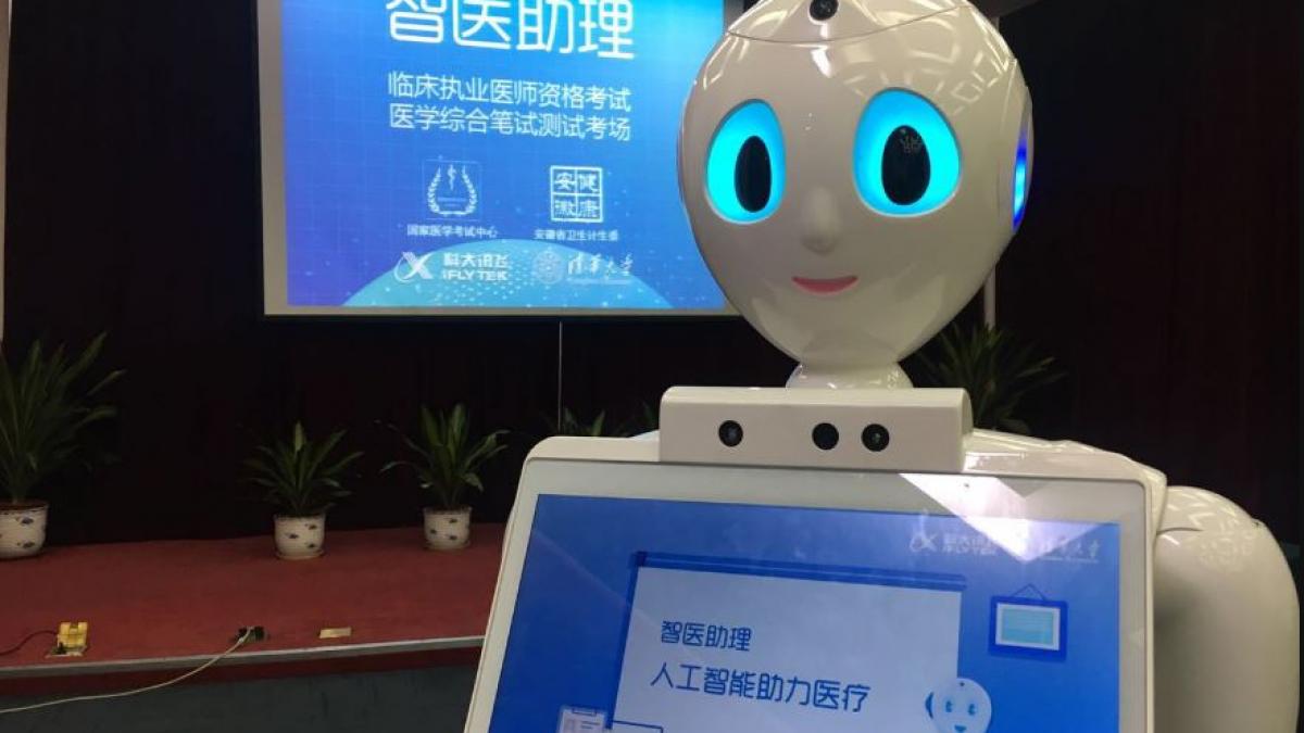 China: Un robot a obţinut o notă mare la testul naţional de acreditare a medicilor