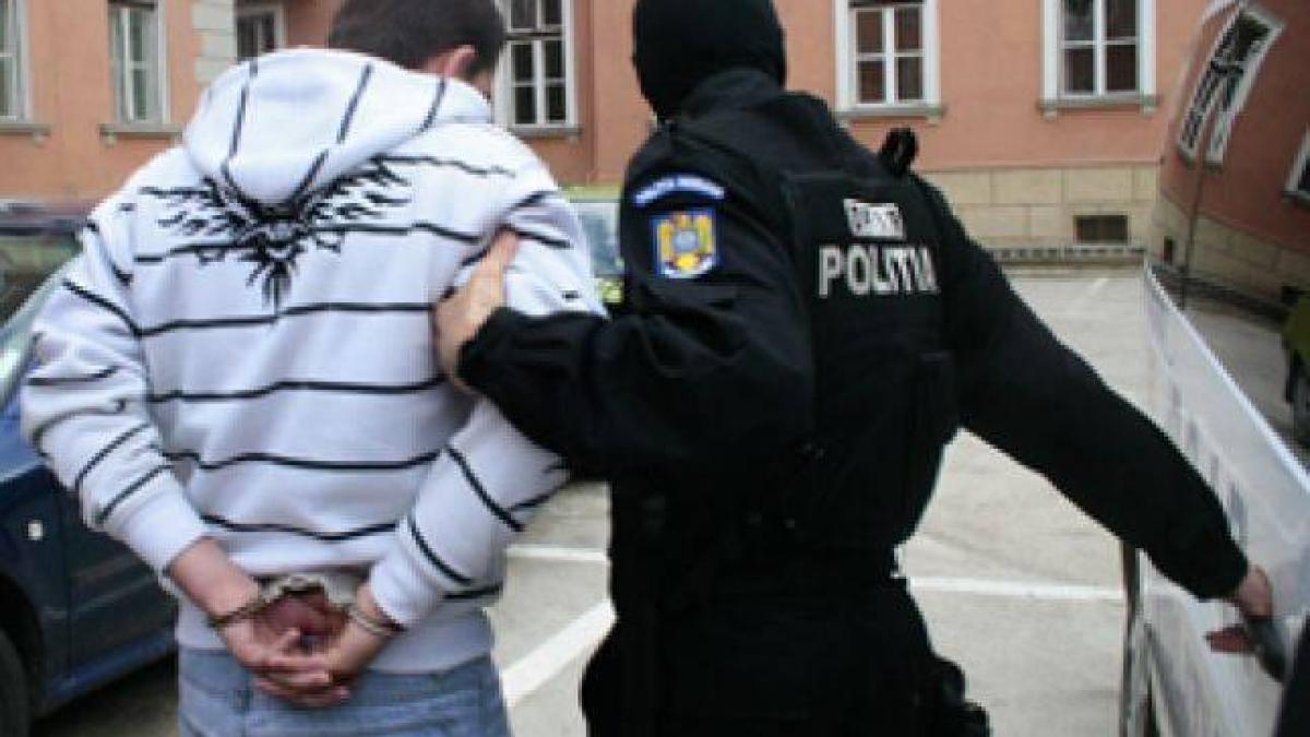 Şocant! Un adolescent din Constanţa, reţinut de poliţişti pentru înşelăciune prin metoda "Accidentul"
