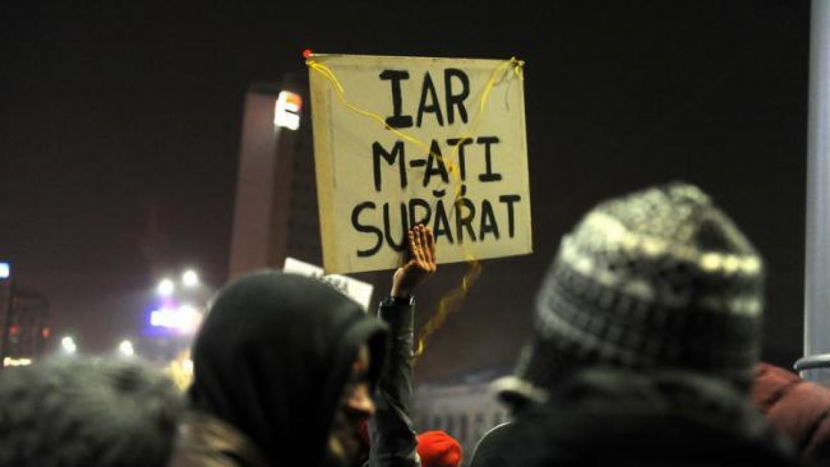 Câteva sute de protestatari în faţa Guvernului 