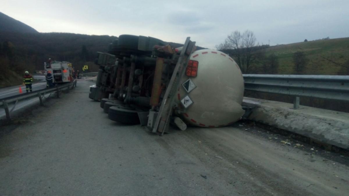 O cisternă care transporta sodă caustică s-a răsturnat pe DN1: autospeciala s-a FISURAT