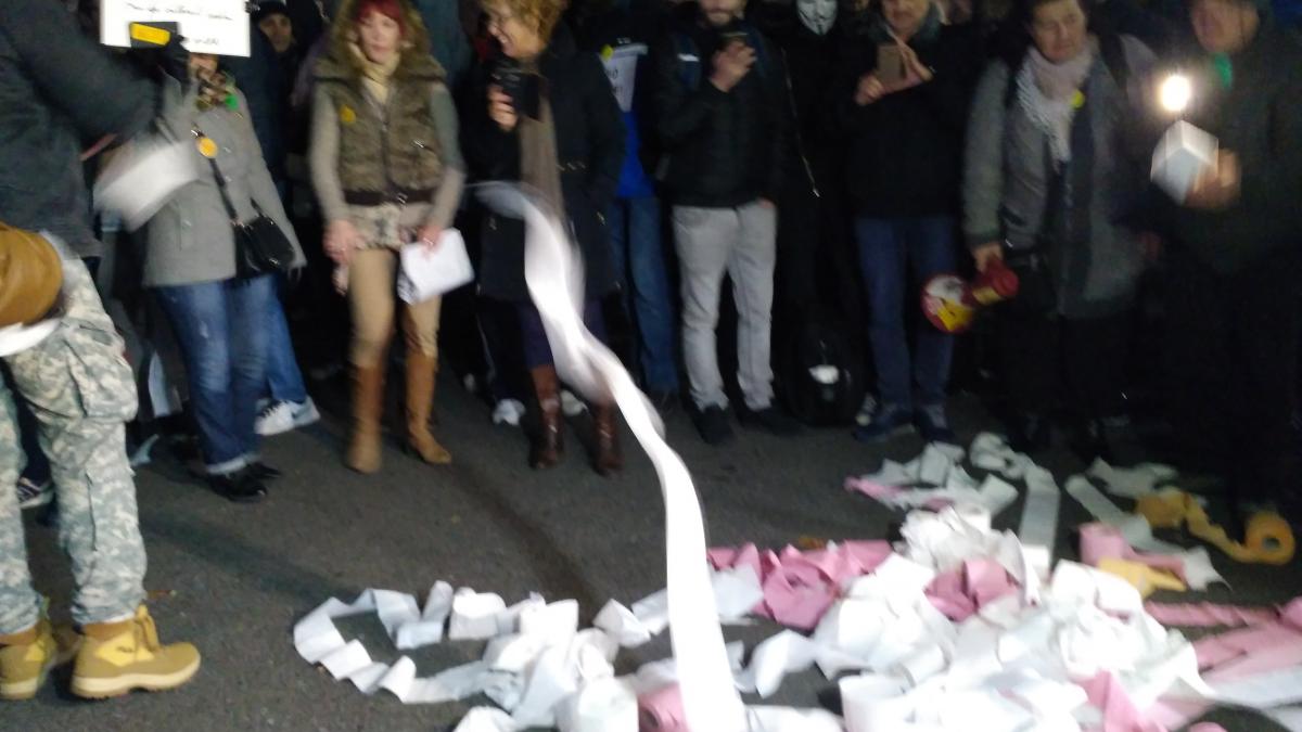Peste 1.500 de manifestanţi în Piaţa Victoriei; protestatarii au aruncat cu hârtie igienică spre sediul Guvernului