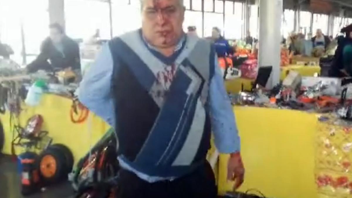 VIDEO - Scene sângeroase într-o piață din Lugoj. Un bărbat a fost bătut crunt și lovit cu un topor
